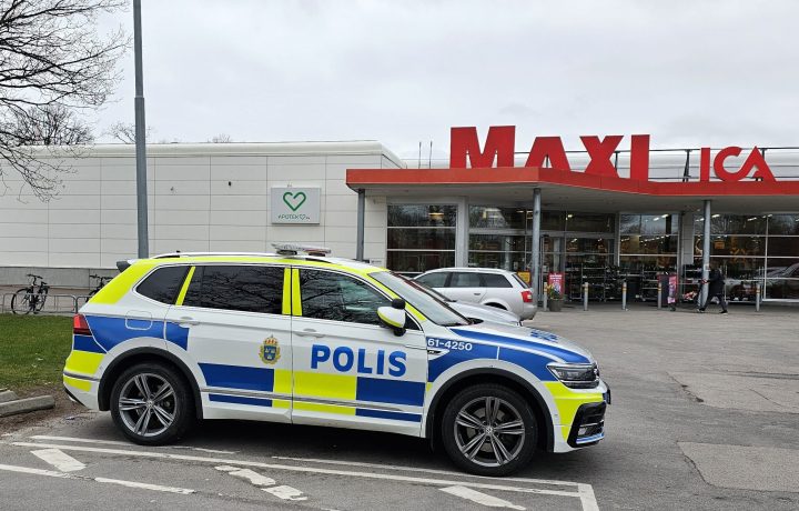 Polisbil vid Ica Maxi i Oskarshamn