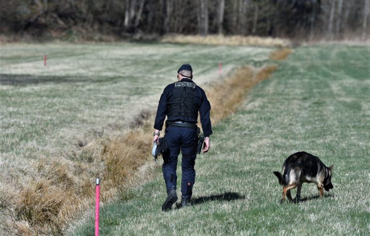 Polisens tekniker och hundförare undersöker en plats på Humleplan i Oskarshamn, misstänkt mord.