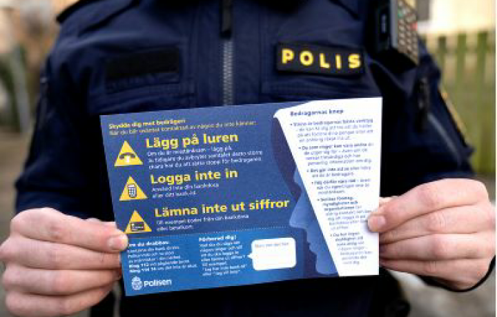 Bild på polis som visar polisens informationskampanj om telefonbedrägerier