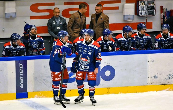 Myles Powell och Blaine Byron samtalar med varandra under en match mellan IK Oskarshamn och Frölunda