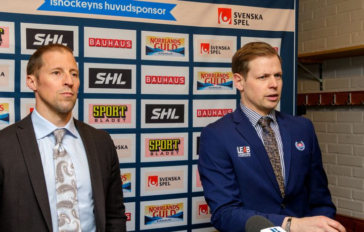 Cam Abbott, huvudtränare i Rögle BK, och Martin Filander, huvudtränare i IK Oskarshamn, på en pressträff i hockeyslutspelet