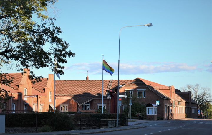 Regnbågsflaggan, prideflaggan, hissad utanför stadshuset