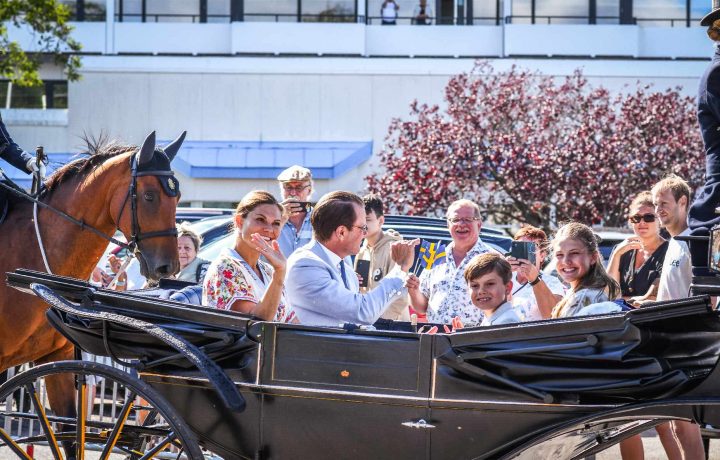 Kronprinsessan Victoria med familj åker kortege i Borgholm på Öland