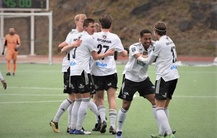 Jubel i Oskarshamns AIK efter ett mål mot Lindome GIF i fotbollens division 1