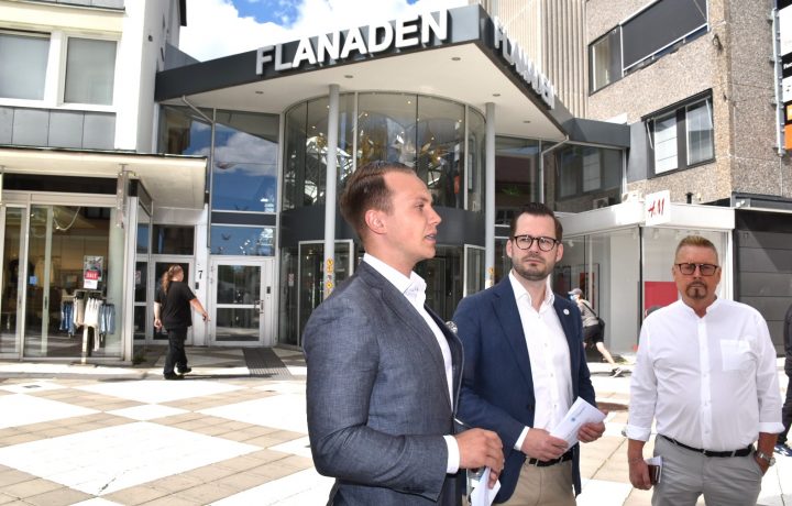 Tobias Andersson (SD), Mattias Bäckström Johansson (SD) och Leif Axelsson (SD) på en pressträff utanför Flanaden i Oskarshamn