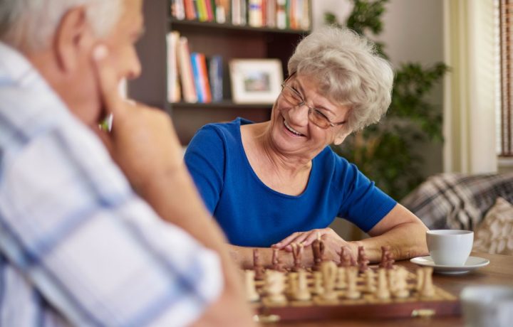 En äldre man och kvinna spelar schack