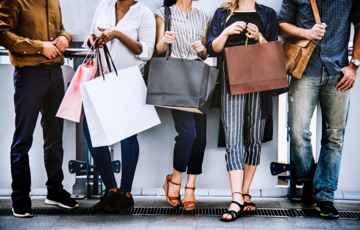 Fem personer med shoppingbagar