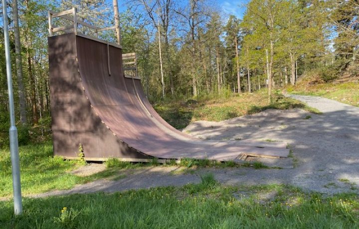 Skadegörelse vid motionsspåret i Kristineberg i Oskarshamn