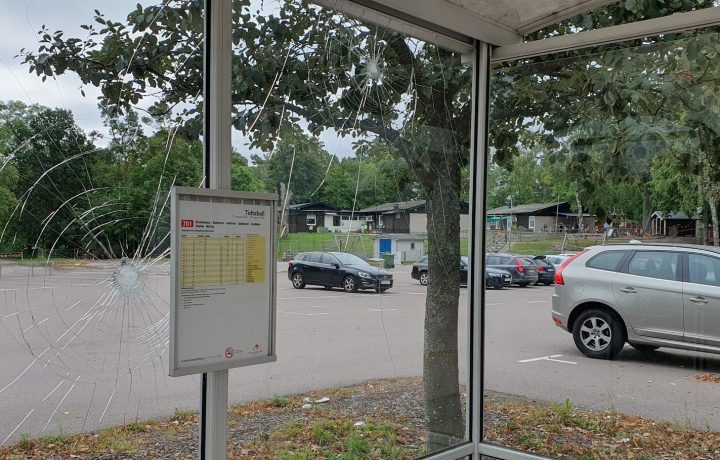 Skadegörelse på busskur på Stengatan i Oskarshamn