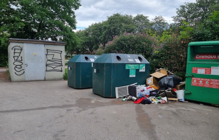 Skräpigt på återvinningsstationen i Kristinebergs centrum i Oskarshamn