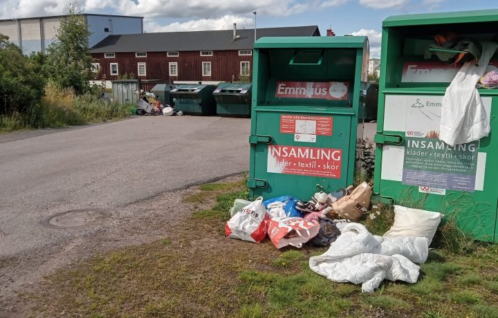 Nedskräpning vid återvinningsstationen i Gröndal i Oskarshamn