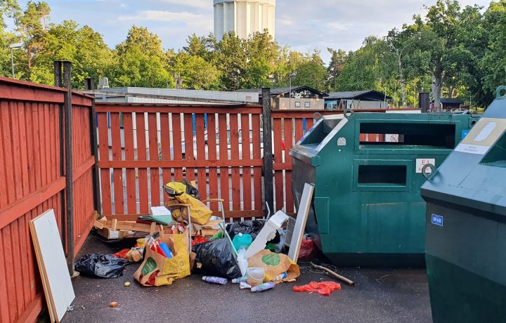 Skräphög på återvinningsstation