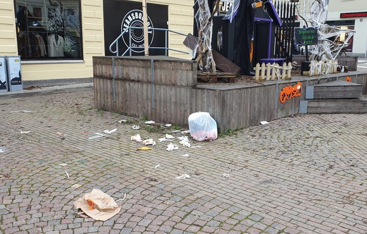 Nedskräpning på Lilla Torget i Oskarshamn