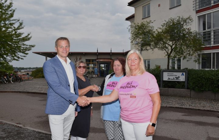 Andreas Erlandsson (S), Renée Solstad (Kommunal), Anita Hultgren (S) och Sofia Gerhardsson (Kommunal) i ett handslag