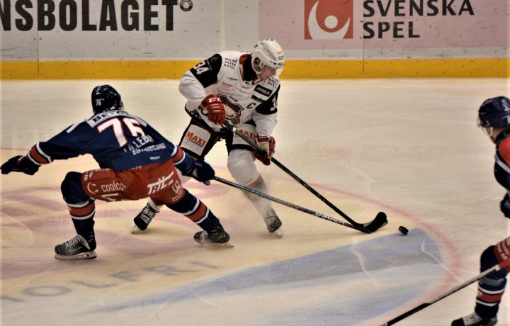 Ishockeymatch mellan IK Oskarshamn och Malmö. På bilden Emil Martinsen Lilleberg i IK Oskarshamn och Carl Söderberg i Malmö, i en kampsituation.