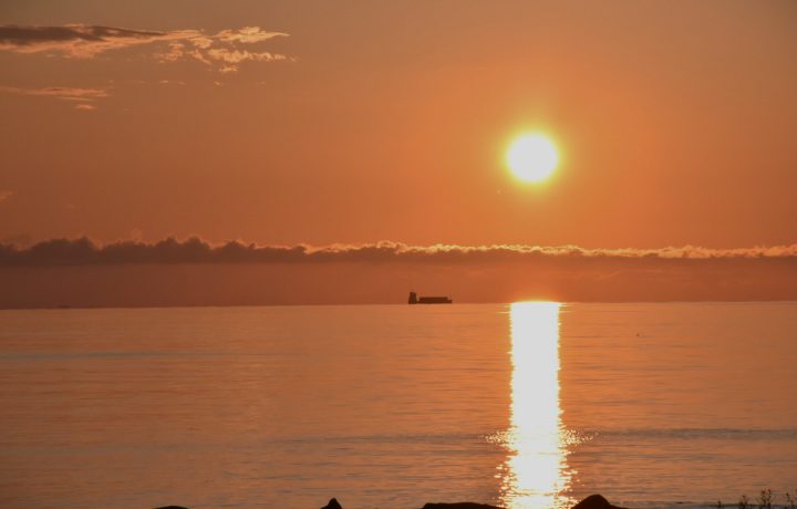 Solnedgång vid Byrums raukar på Öland