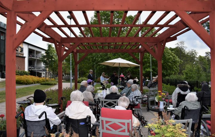 Camerata Nordica spelar i trädgården vid äldreboendet Hantverksgatan 17 i Oskarshamn