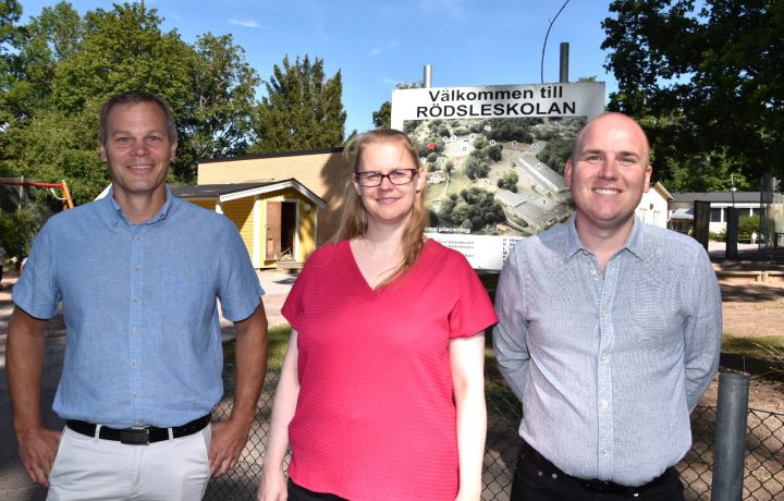 Andreas Erlandsson (S), Marie Holmgren (S) och Anton Sejnehed (S) på en pressträff vid Rödsleskolan i Oskarshamn