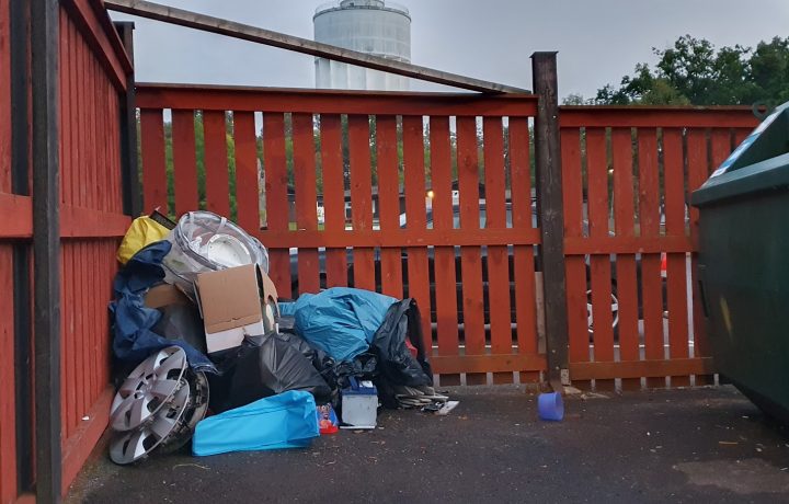 Nedskräpning på Södertorns återvinningsstation i Oskarshamn