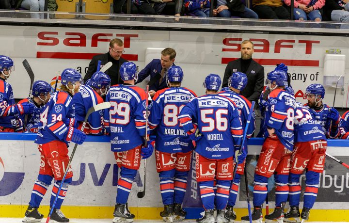 IK Oskarshamn tar en timeout i matchen mot Leksands IF