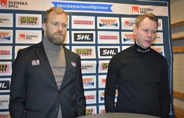 Två hockeytränare på en pressträff, Mathias Tjärnqvist (assisterande tränare i IK Oskarshamn) och Robert Ohlsson (huvudtränare i Skellefteå AIK).