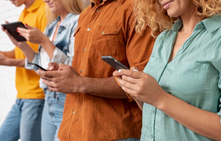 Vänner med varsin mobiltelefon