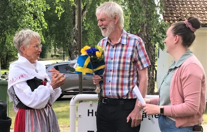 Ingemar Lennartsson (KD) och Rebecka Englund (KD) delar ut Kristdemokraternas vitsippspris till Eva Holm i folkinitiativet i Misterhult