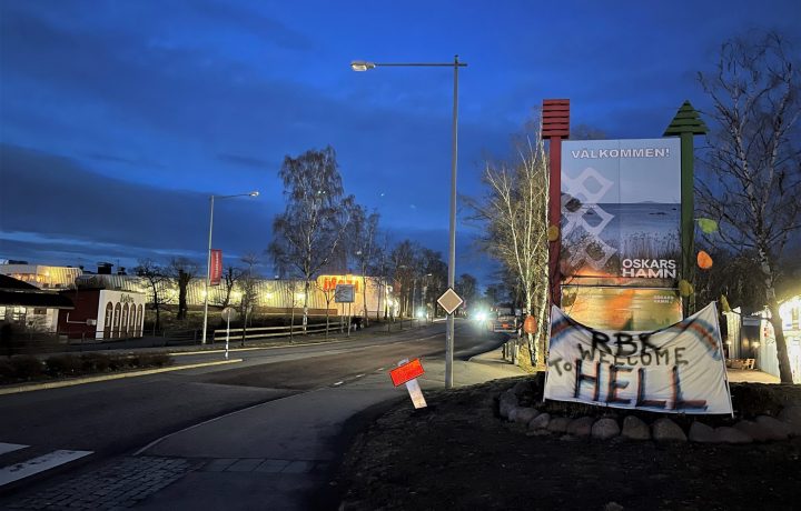 En banderoll har hängts upp vid infarten till Oskarshamn, där det står "Welcome to hell, RBK"