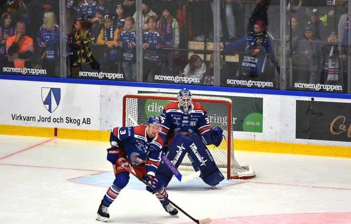 Joe Cannata, målvakt i IK Oskarshamn, och William Worge Kreü, back i IK Oskarshamn, i en match mot Skellefteå AIK