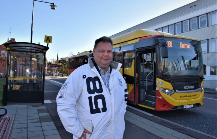 Peter Wretlund (S), regionråd vid busshållplatsen i Oskarshamn