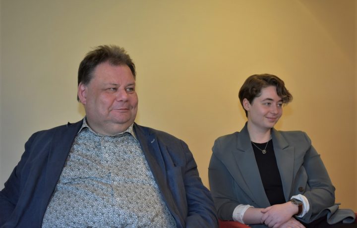 Peter Wretlund (S) och Johanna Wyckman (L) pratar på en pressträff