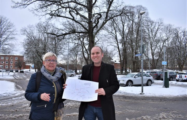 Yvonne Bergvall (S) och Anton Sejnehed (S) står och tittar på en stadskarta i Oskarshamn